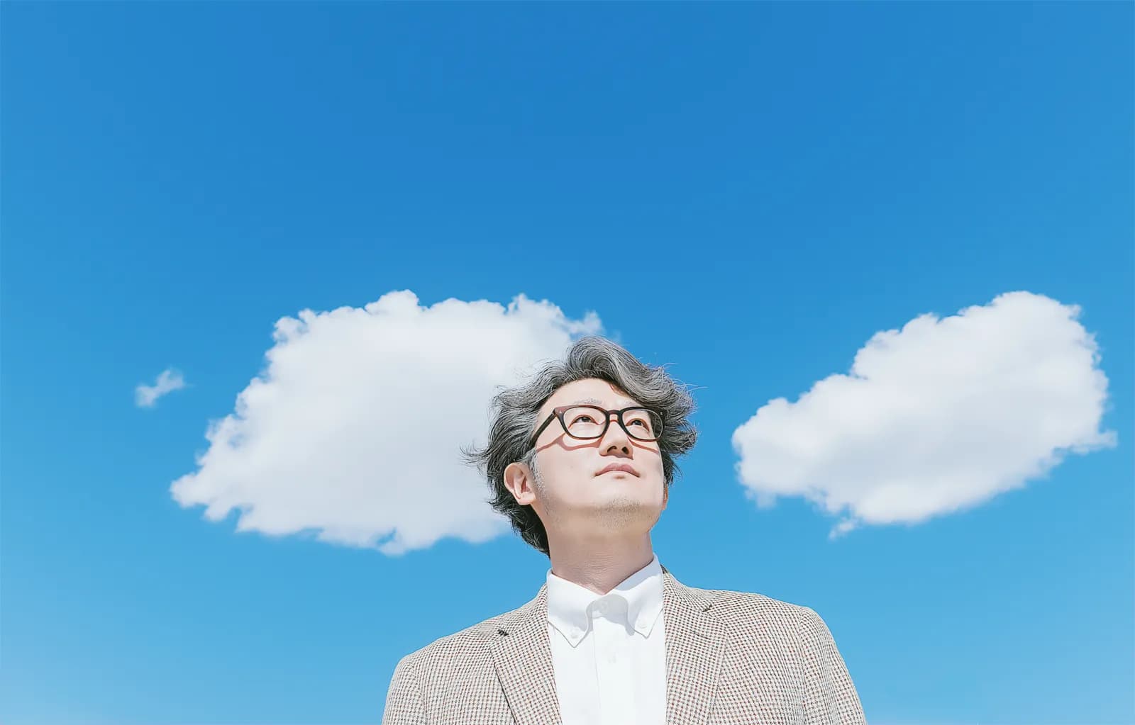 青空の下、未来を見据えるNIIXのメンバー